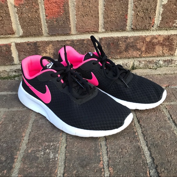 nike tanjun black pink